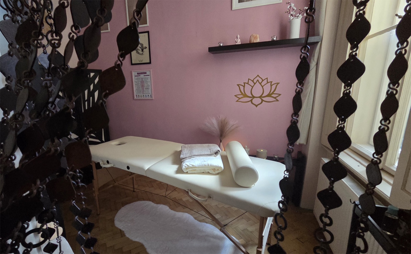 Therapy By Dina massage and Reiki treatment room in central Budapest, near Kálvin Square